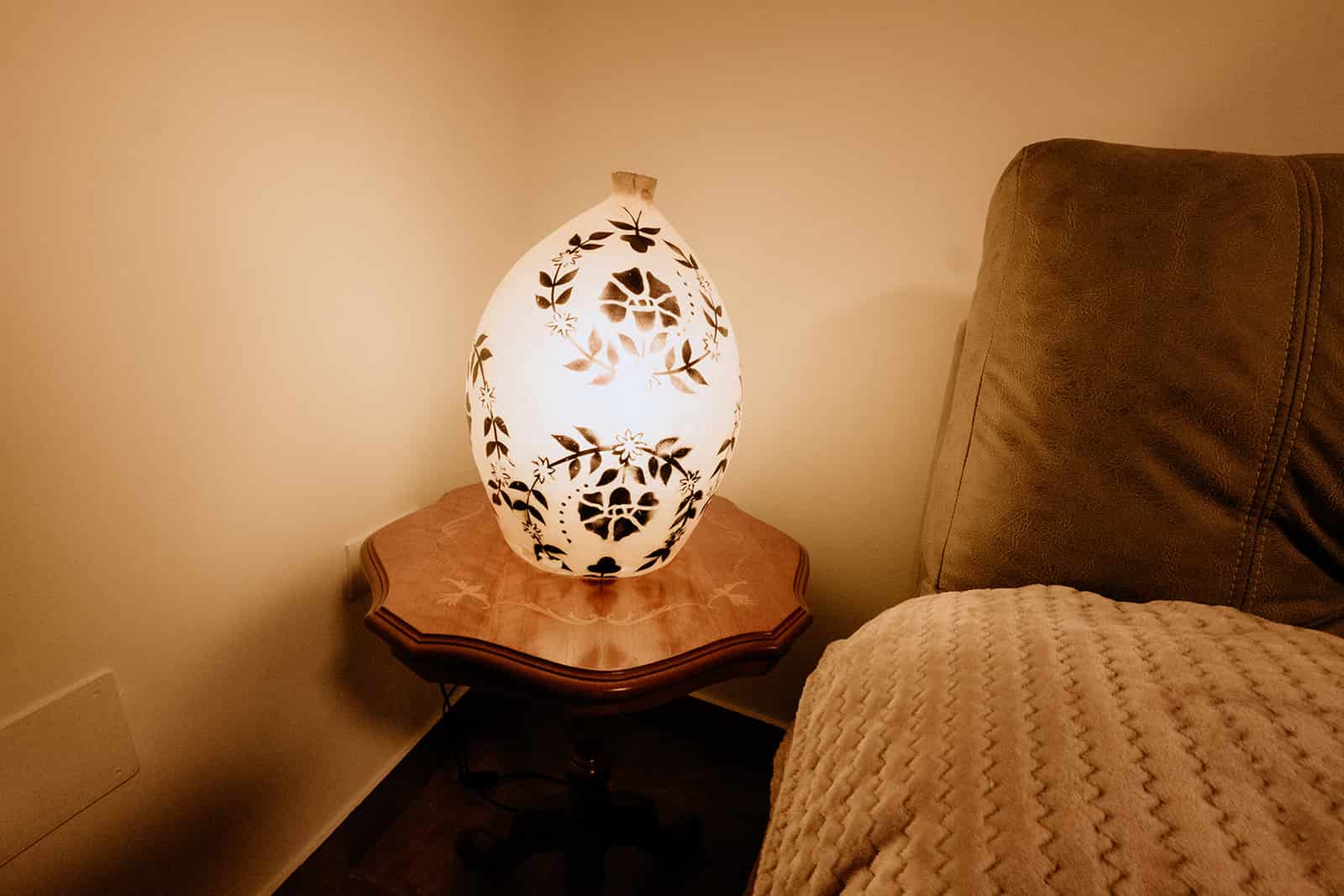 lámpara decorativa junto a sofá casa rural (1)