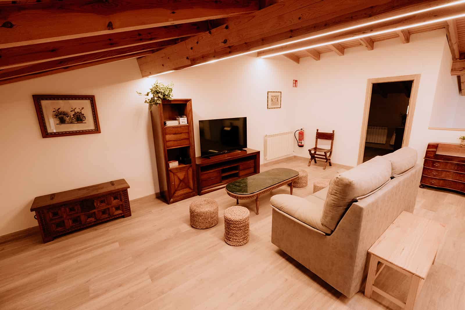 salón y zona de descanso amplio en casa rural (1)